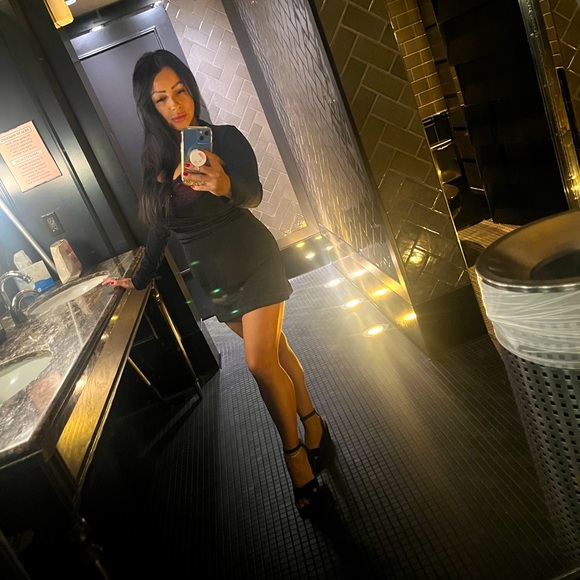 Hi there welcome to my closet feel free to bundle & save! 👠🛍️💋✨🧸🥂 - Picture 1 of 16